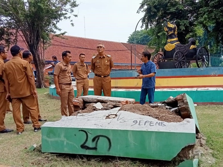 Walikota Cirebon datangi Taman Kebumen yang kondisinya sangat memprihatinkan setelah reaktivasi / Sumber : Radar Cirebon - Image