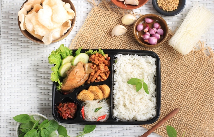 Ilustrasi nasi kotak untuk menu katering dengan isian lengkap (Shutterstock/Ika Rahma H) - Image