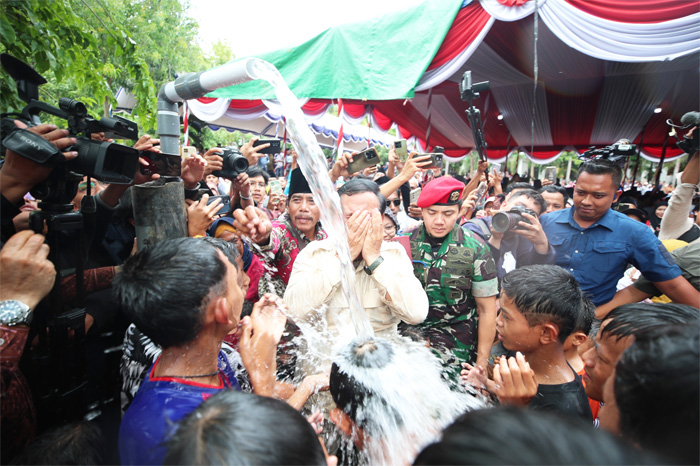 Menhan Prabowo Subianto sempat cuci muka dengan air saat meresmikan 15 titik sumber air di Pondok Pesantren Al Anwar, Desa Patereman, Modung, Bangkalan Madura, Selasa (23/1). - Image