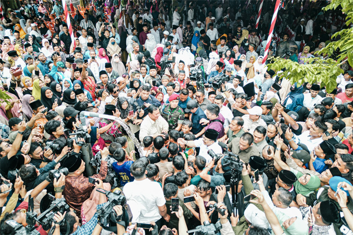 Kedatangan Menteri Pertahanan (Menhan) RI Prabowo Subianto di Bangkalan, Madura, Jawa Timur disambut histeris oleh ribuan warga yang antusias ingin bertemu dan bertegur sapa secara langsung. - Image