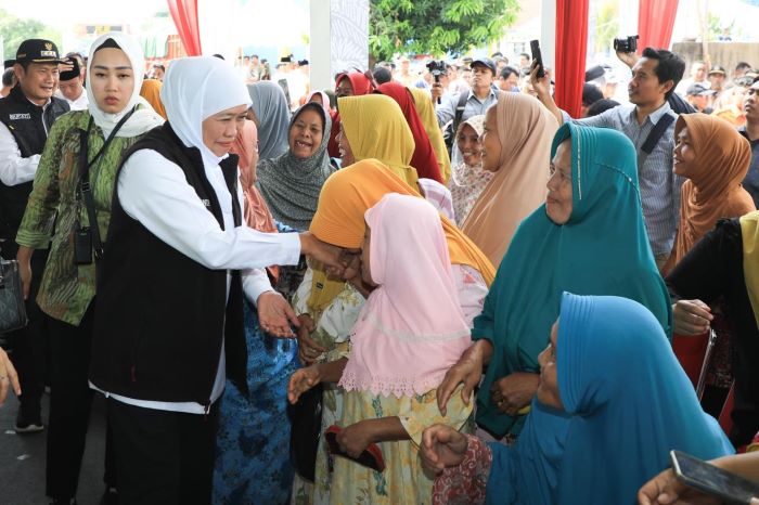 Gubernur Jawa Timur Khofifah Indar Parawansa memulai gelaran pasar murah tahun ini di Kabupaten Lamongan pada Senin (22/1). - Image