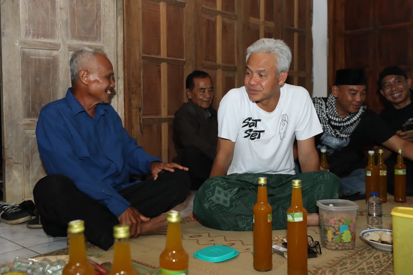Calon Presiden nomor urut 3 Ganjar Pranowo melanjutkan kegiatan menginap di rumah warga. (Istimewa) - Image