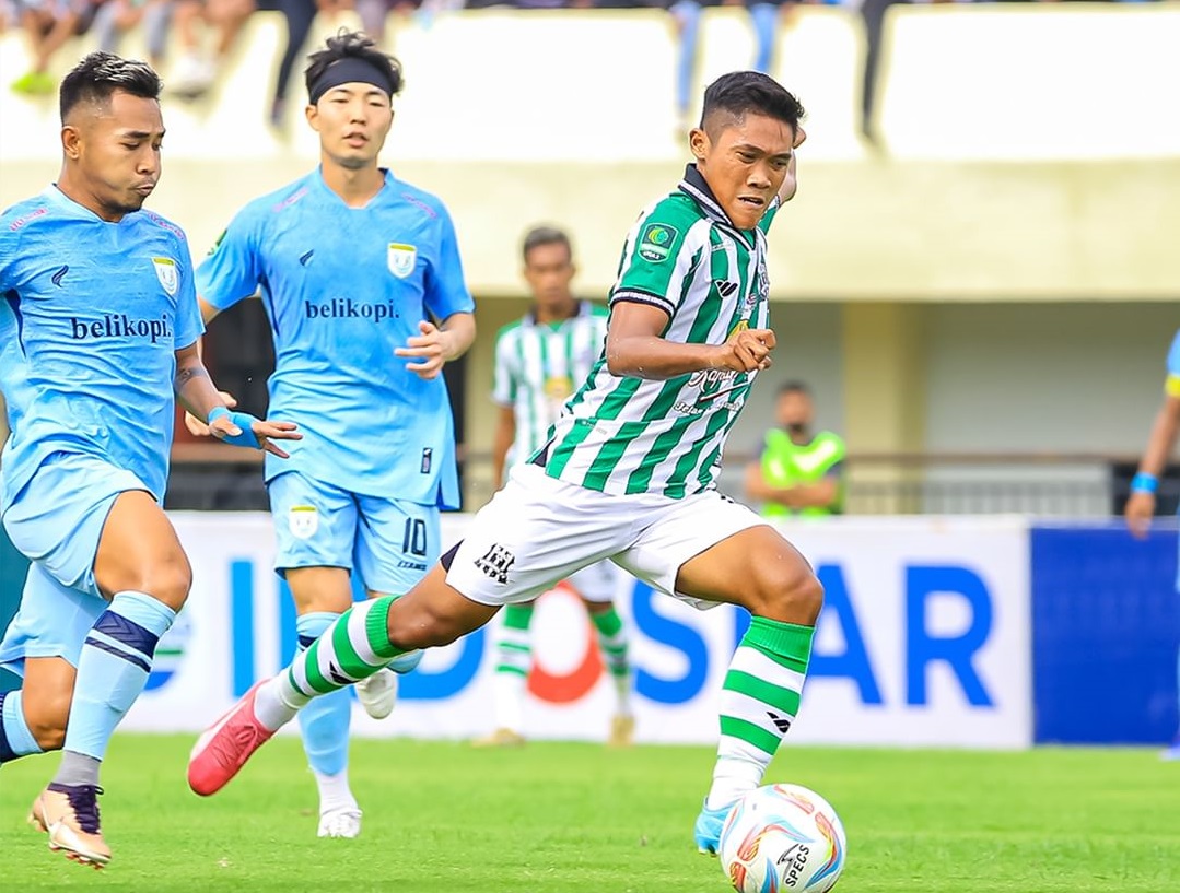 Striker Deltras Dwiki Mardiyanto (tengah) dikawal ketat pemain lawan sedang berusaha melepas tendangan ke gawang Persela pada Selasa (23/1) sore. - Image