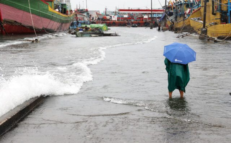 Waspada Banjir rob menerjang wilayah pesisir di Jawa Timur pada 24-28 Januari akibat bulan purnama ./Dery Ridwansah/JawaPos.com - Image