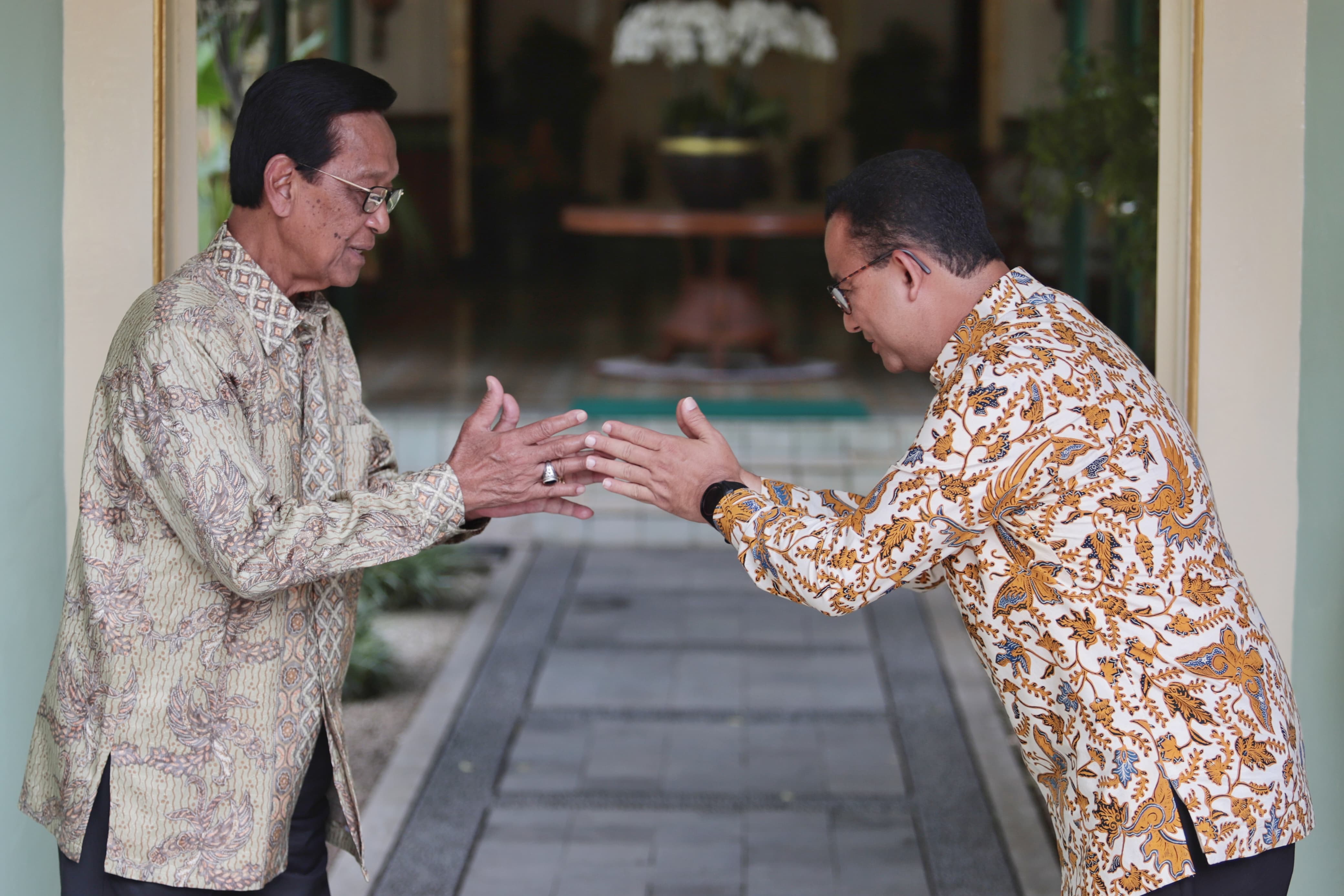 Capres nomor urut 1 Anies Baswedan bertemu dengan Sri Sultan Hamengku Buwono X. - Image