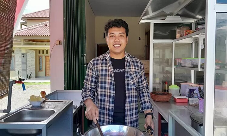 Agung Wicaksono tidak malu berjualan tahu keliling meski pernah jadi Putra Batik Kabupaten Kediri 2019 (Emilia Susanti/JPRK) - Image