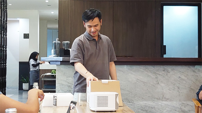 Produk Smart projector yang memungkinkan pengguna menikmati konten favorit seperti Youtube, Netflix dengan pengalaman yang lebih menyenangkan. - Image