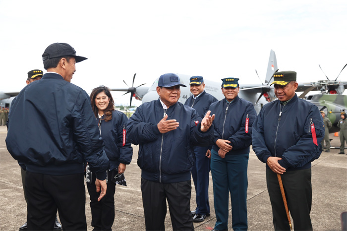 Menhan Prabowo Subianto menyerahkan secara simbolis pesawat keempat C-130J Super Hercules kepada KSAU Marsekal TNI Fadjar Prasetyo di Terminal Selatan, Lanud Halim Perdanakusuma, Jakarta, Rabu (24/1). - Image