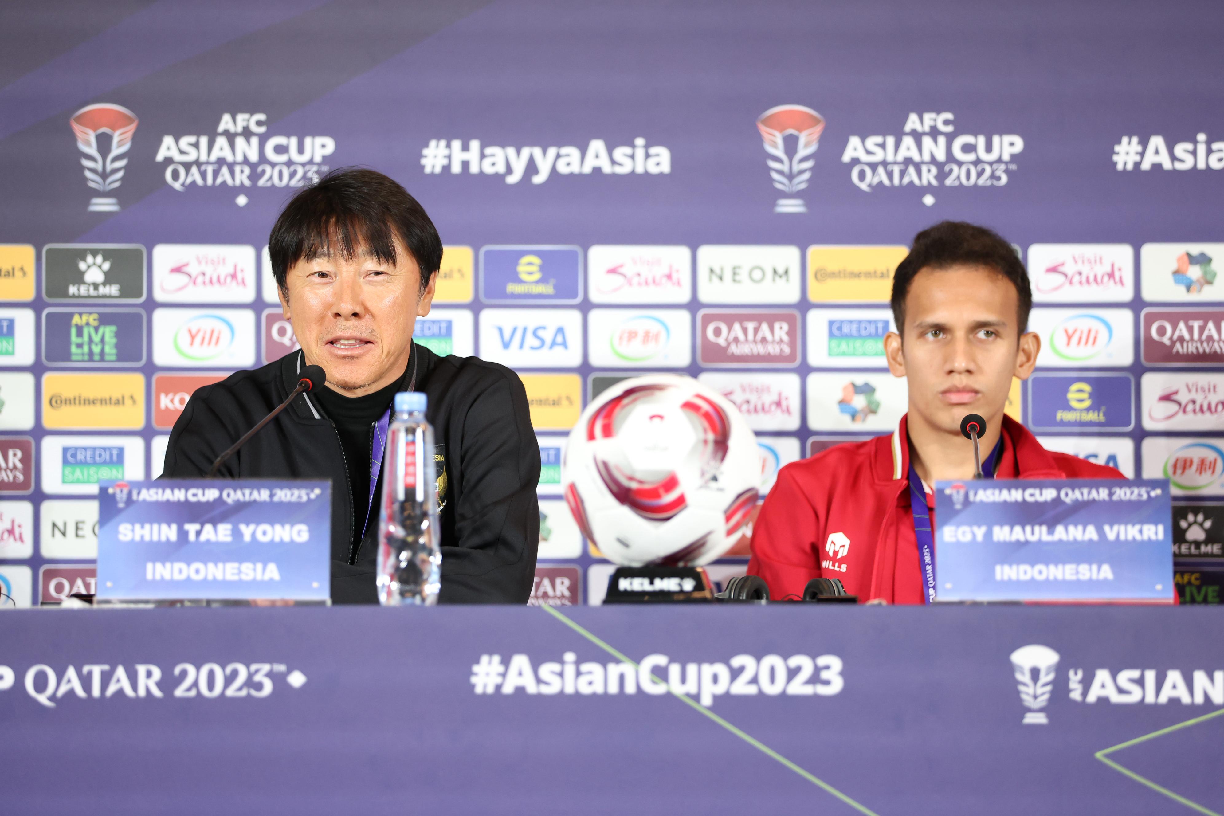 MENANTI KEAJAIBAN: Shin Tae-yong tegaskan dirinya sangat paham dengan sepak bola Jepang jelang laga menghadapi Samurai Biru, Rabu (24/1). (Tim Media PSSI) - Image