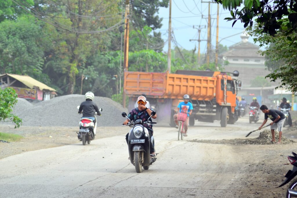 Truk tambang di Parung Panjang mengganggu kesehatan warga. - Image