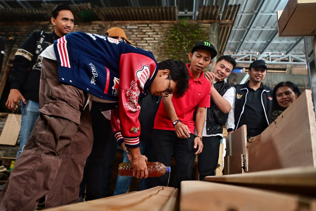 Alam Ganjar dalam lawatannya menemukan prespektif baru dimana ada seorang anak muda yang berhasil menjadi produsen meja billiard di Kecamatan Ambarawa, Kabupaten Semarang, Jawa Tengah. - Image