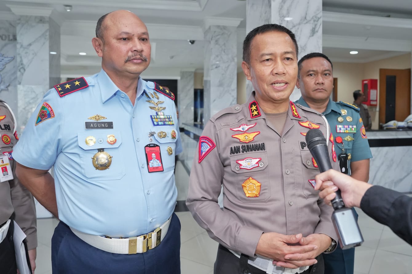 - Kakorlantas Polri Irjen Pol Aan Suhanan menerima kunjungan Danpuspom TNI Marsekal Muda Agung Handoko beserta PJU Puspom TNI di Gedung Utama Korlantas Polri, Jakarta (24/1). (Istimewa) - Image