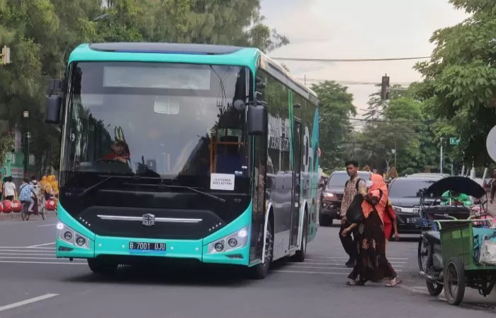 Sejak tiba di Surabaya pada November 2023, bus listrik langsung mengaspal di sejumlah jalanan Kota Surabaya. - Image