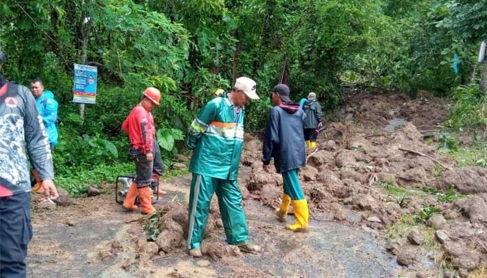 Kondisi jalanan yang tertutup tanah longsor di Kampung Cibuhung, Desa Mangunjaya, Kecamatan Bantargadung, Kabupaten Sukabumi / Sumber : Radar Sukabumi. - Image