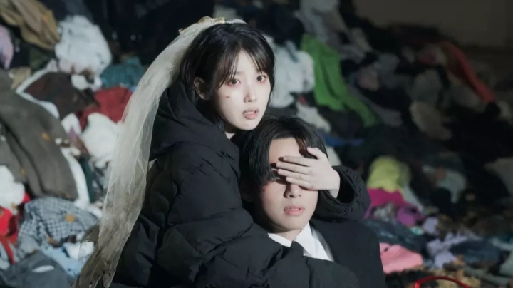 IU Berhasil Debutkan Lagu di No. 1 Melon dengan Singlenya Love Wins All. Sumber Foto: Soompi - Image