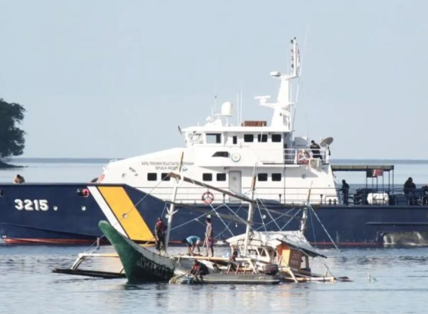Kapal patroli KKP gencarkan penjagaan untuk tangkal penangkapan ikan ilegal./Sumber foto: Antara/(HO-KKP) - Image