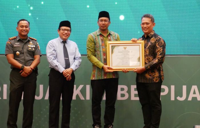 Bupati Sidoarjo Ahmad Muhdlor Ali (dua dari kanan). - Image
