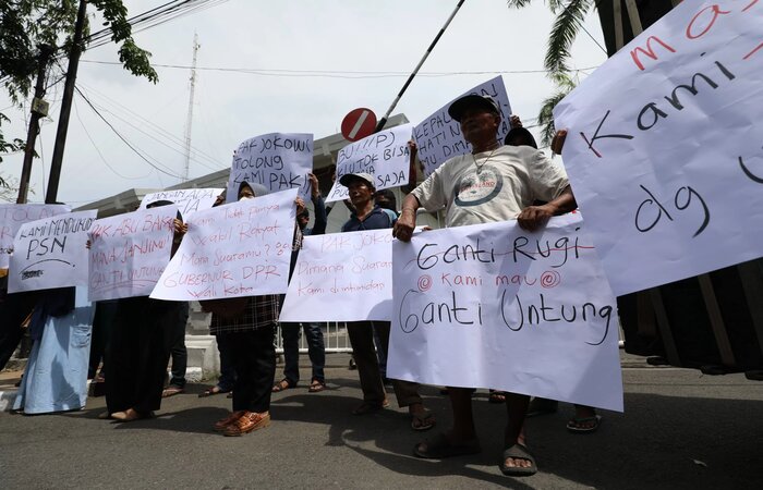 MINTA KEADILAN: Puluhan warga terdampak Tol Kediri-Tulungagung melakukan demo dengan membentangkan poster, memprotes harga pembelian tanah yang dinilai masih murah./(Wahyu Adji/JPRK) - Image
