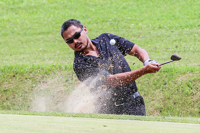 LEPAS JEBAKAN: Golfer peserta 75th Jawa Pos Platinum Golf Tournament Aldwin Kendarwan memukul bola dari bunker hole 8 di The Araya Golf Course, Malang, kemarin (24/1). - Image