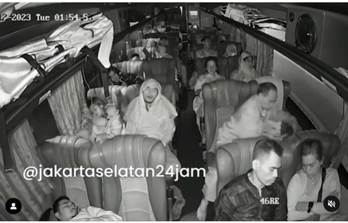 BERAKSI: Pencuri bermoduskan sebagai penumpang mencuri barang bawaan penumpang lainnya di dalam bus. - Image