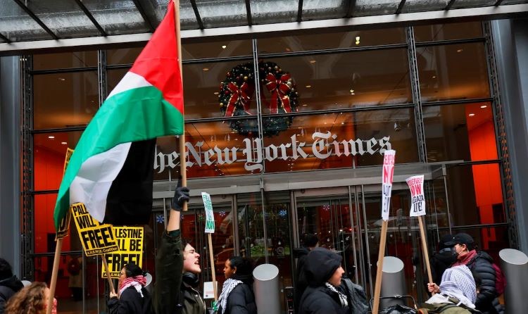 demonstrasi di depan kantor agensi New York Times karena standar ganda mereka pada perang Israel-Palestina/MEMO - Image