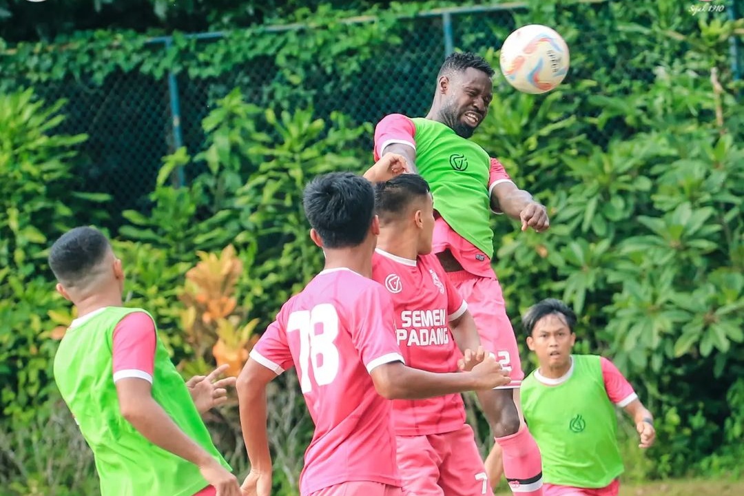 Potret pemain Semen Padang jelang laga menghadapi PSIM Yogyakarta./(Instagram/semenpdangfcid) - Image