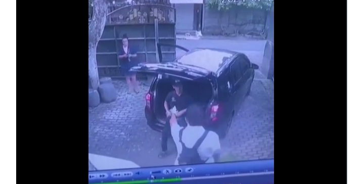Video Seorang Turis Bule Menganiaya Penjaga Villa di Bali. Sumber foto: X / Twitter @Heraloebss - Image