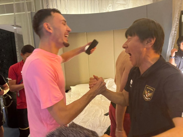 EUFORIA: Pemain Timnas Indonesia rayakan lolosnya Indonesia ke babak 16 besar Piala Asia 2023 bersama seluruh Shin Tae-yong. (Tim Media PSSI) - Image