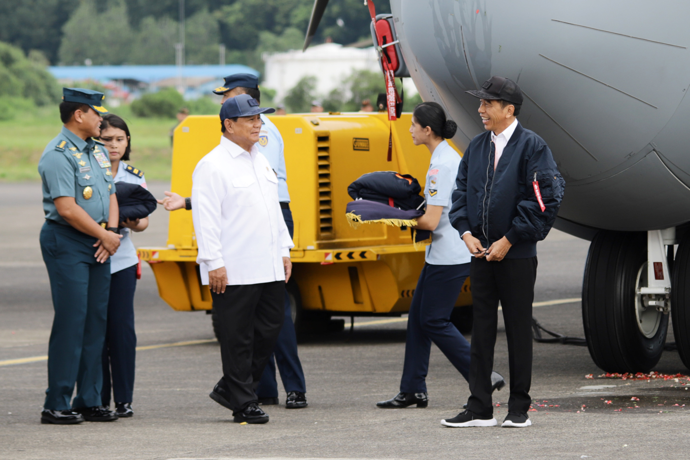 Presiden Joko Widodo didampingi Menteri Pertahanan Prabowo Subianto dan para petinggi negara lainnya meninjau pesawat C-130 J-30 Super Hercules pada serah terima alutsista pesawat dari Pemerintah untuk TNI di Lanud Halim Perdanakusuma, Jakarta, Rabu (24/ - Image
