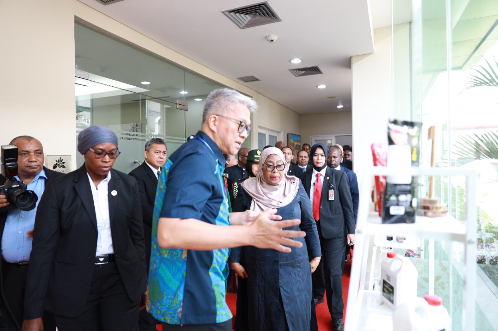 CEO Indesso Group Robby Gunawan didampingi Presiden Director Indesso Tanzania (Zanzibar) Ltd Feri Agustian Soleh menerima kunjungan Presiden Tanzania Samia Suluhu Hassan ke pabrik Indesso di Cileungsi - Image