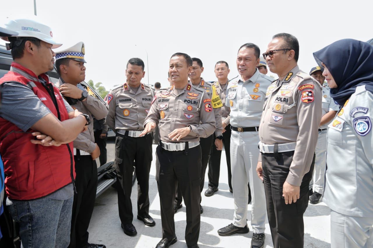 Kakorlantas Polri Irjen Pol. Aan Suhanan melakukan peninjauan Tol Fungsional Solo-Jogja dalam rangka kesiapan untuk pengamanan Operasi Ketupat Libur Idul Fitri Tahun 2024, di GT Colomadu. (Ist) - Image