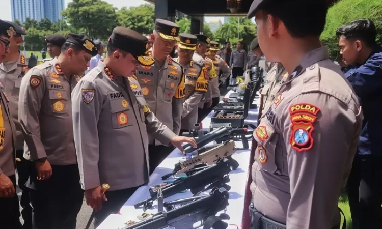Kabaharkam Polri, Komjen Pol Mohamad Fadil Imran mengecekan almatsus saat apel gelar pasukan dalam rangka pengamanan Pemilu di lapangan apel Mapolda Jatim, Surabaya pada Kamis (25/1). - Image