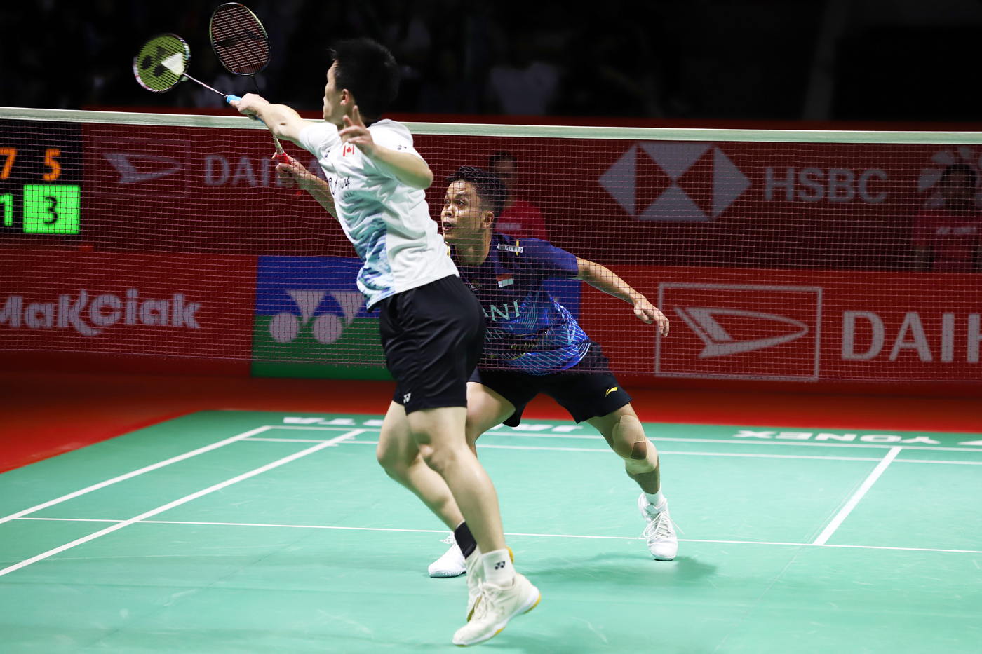 Tunggal putra Indonesia Anthony Sinisuka Ginting saat berhadapan dengan tunggal putra Kanada Brian Y