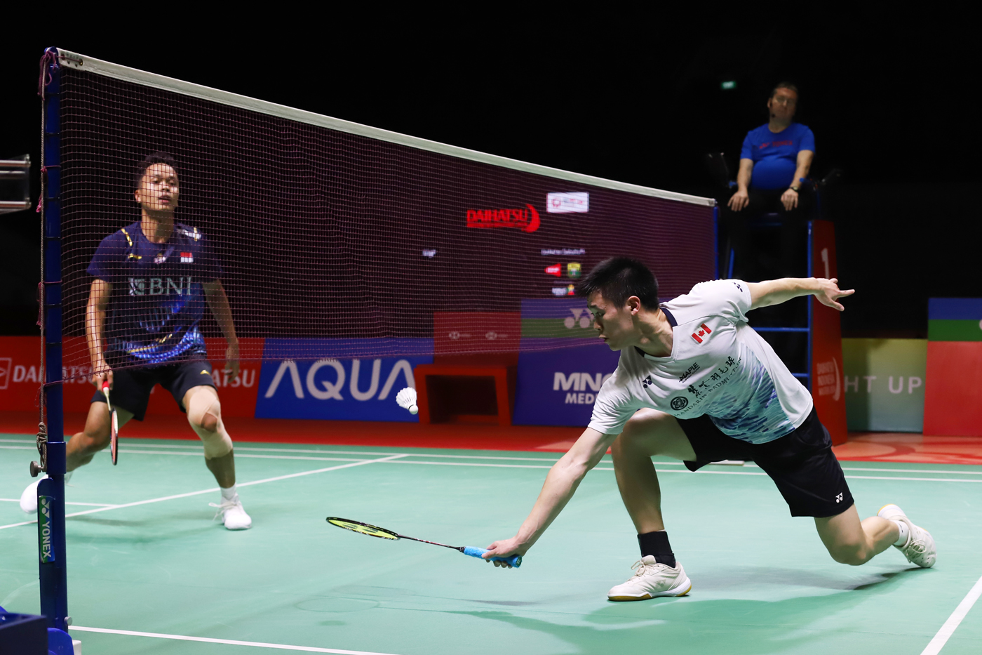 Tunggal putra Kanada Brian Yang bertanding melawan Tunggal putra Indonesia Anthony Sinisuka Ginting