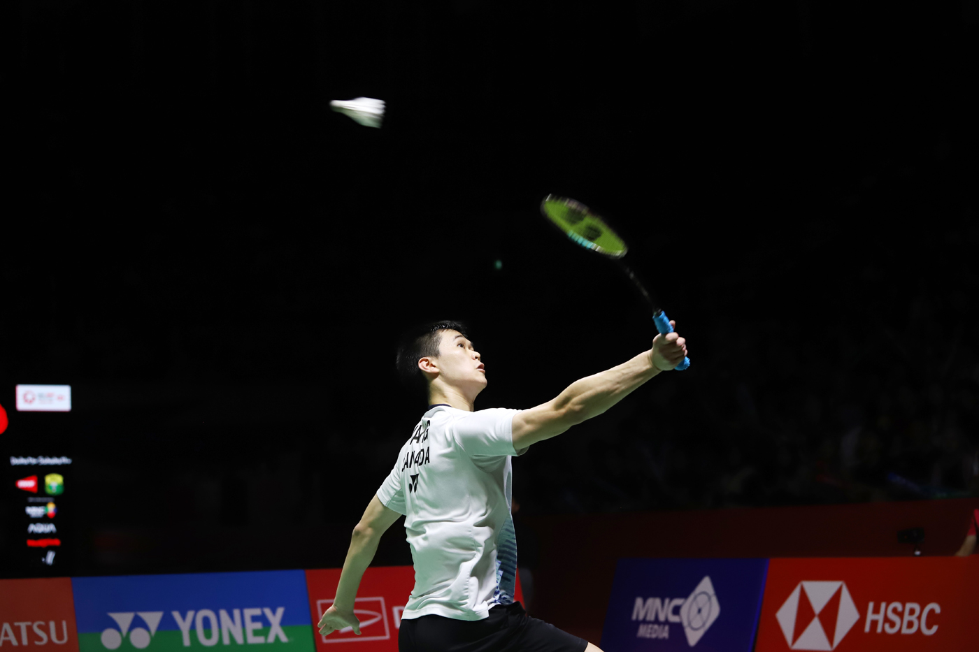 Tunggal putra Kanada Brian Yang bertanding melawan Tunggal putra Indonesia Anthony Sinisuka Ginting