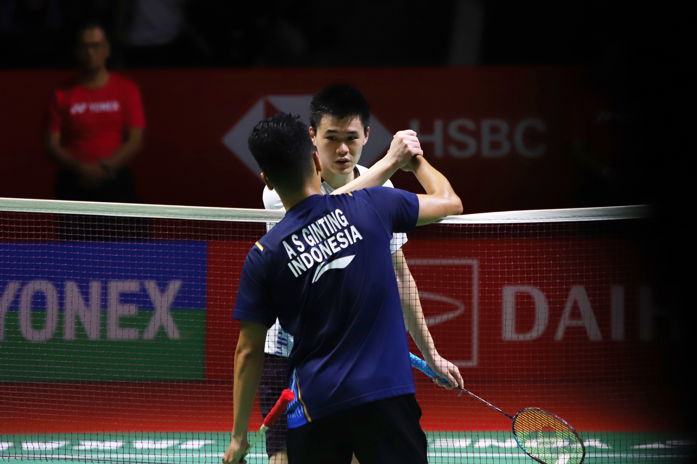 Tunggal putra Kanada Brian Yang  berjabat tangan usai mengalahkan Tunggal putra Indonesia Anthony Si