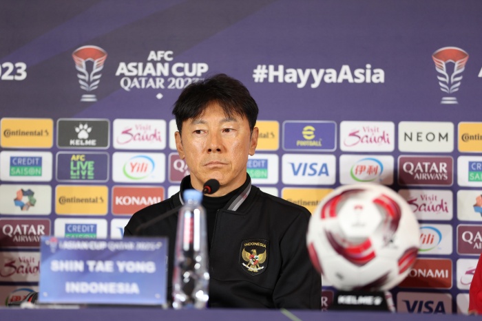 KERJA KERAS: Shin Tae-yong akan bekerja keras untuk meraih keajaiban ketika Timnas Indonesia menghadapi Australia, Minggu (28/1). (Tim Media PSSI) - Image