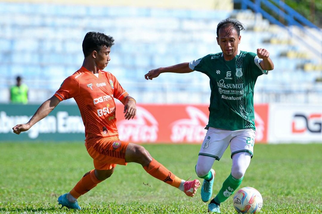 Duel pemain Persiraja vs PSMS Medan. - Image