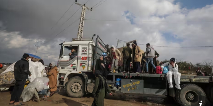 Pengungsi Palestina berpindah dari Khan Younis ke Rafah, Gaza selatan. Sumber Foto: Mohammed Sabre/EPA - Image