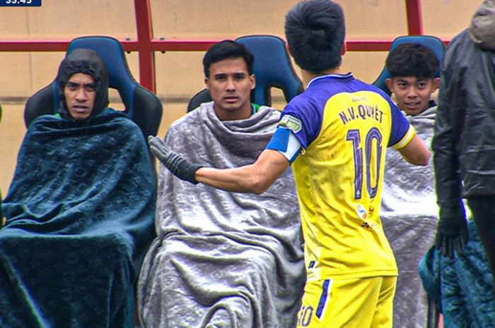 KEDINGINAN: Muhammad Ridho dan beberapa pemain Bali United nampak kedinginan ketika bermain di Vietnam bersama Bali United. (The Asean Ball) - Image