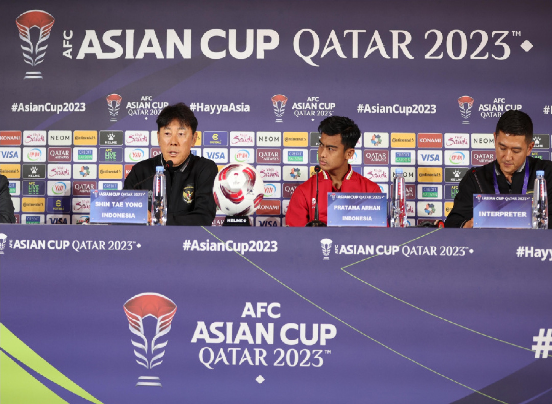 Pelatih Timnas Indonesia Shin Tae-yong dan bek kiri Timnas Indonesia Pratama Arhan di sesi konfrensi pers./PSSI. - Image