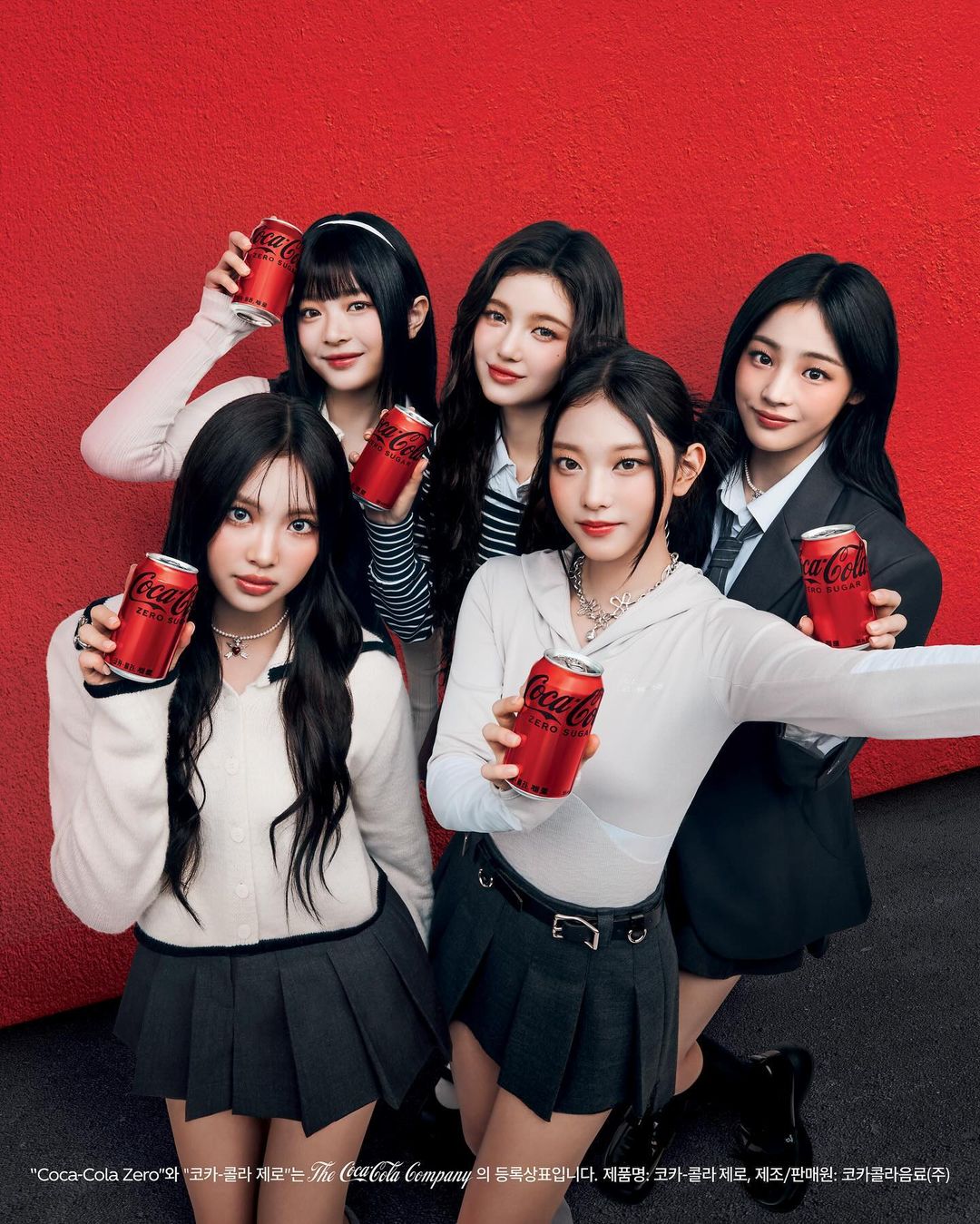 NewJeans mempromosikan produk boikot Coca-cola./Instagram @newjeans_official - Image