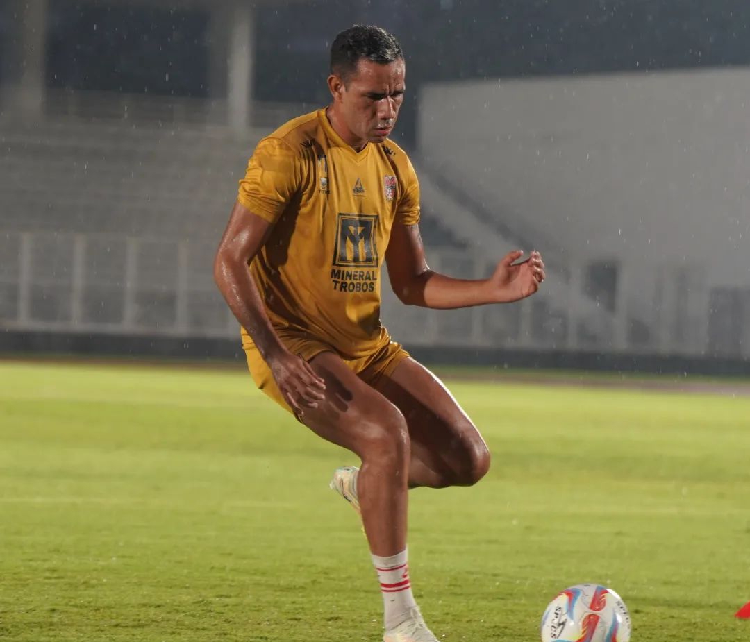 Jose Wilkson mencetak dua gol bagi Malut United ke gawang Persela. - Image