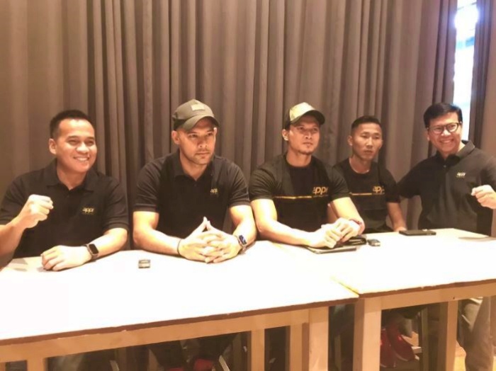 MENUNTUT HAK: Asosiasi Pesepakbola Profesional Indonesia saat memberikan keterangan terkait polemik gaji di tim Kalteng Putra. (Taufiq/Jawa Pos) - Image