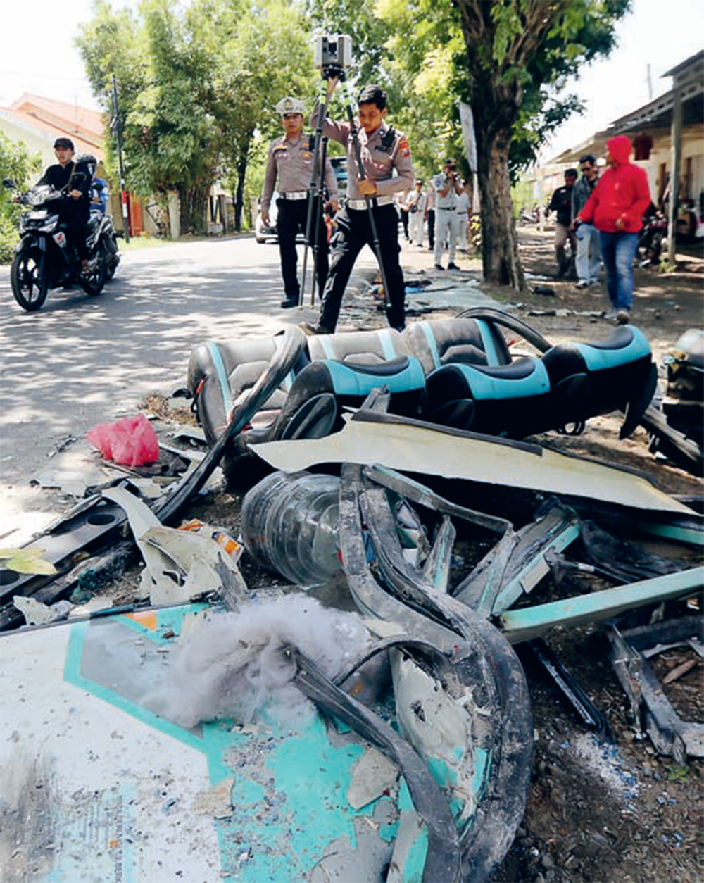 LENGKAPI BERKAS: Ditlantas Polda Jatim bersama Satlantas Polres Gresik melakukan olah TKP kecelakaan Minggu (28/1).