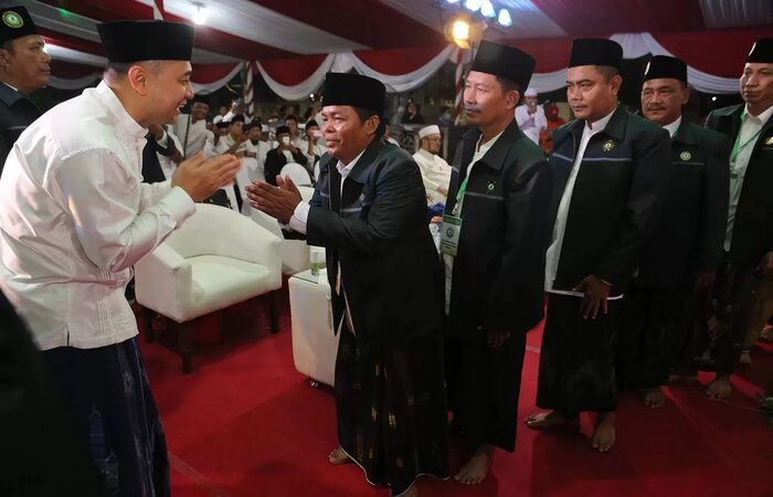 Wali Kota Surabaya Eri Cahyadi saat meresmikan kantor Forum Musyawarah Kiai Kampung Nusantara Surabaya (FMKKNS), di lantai 2 Masjid Muhajirin./ - Image