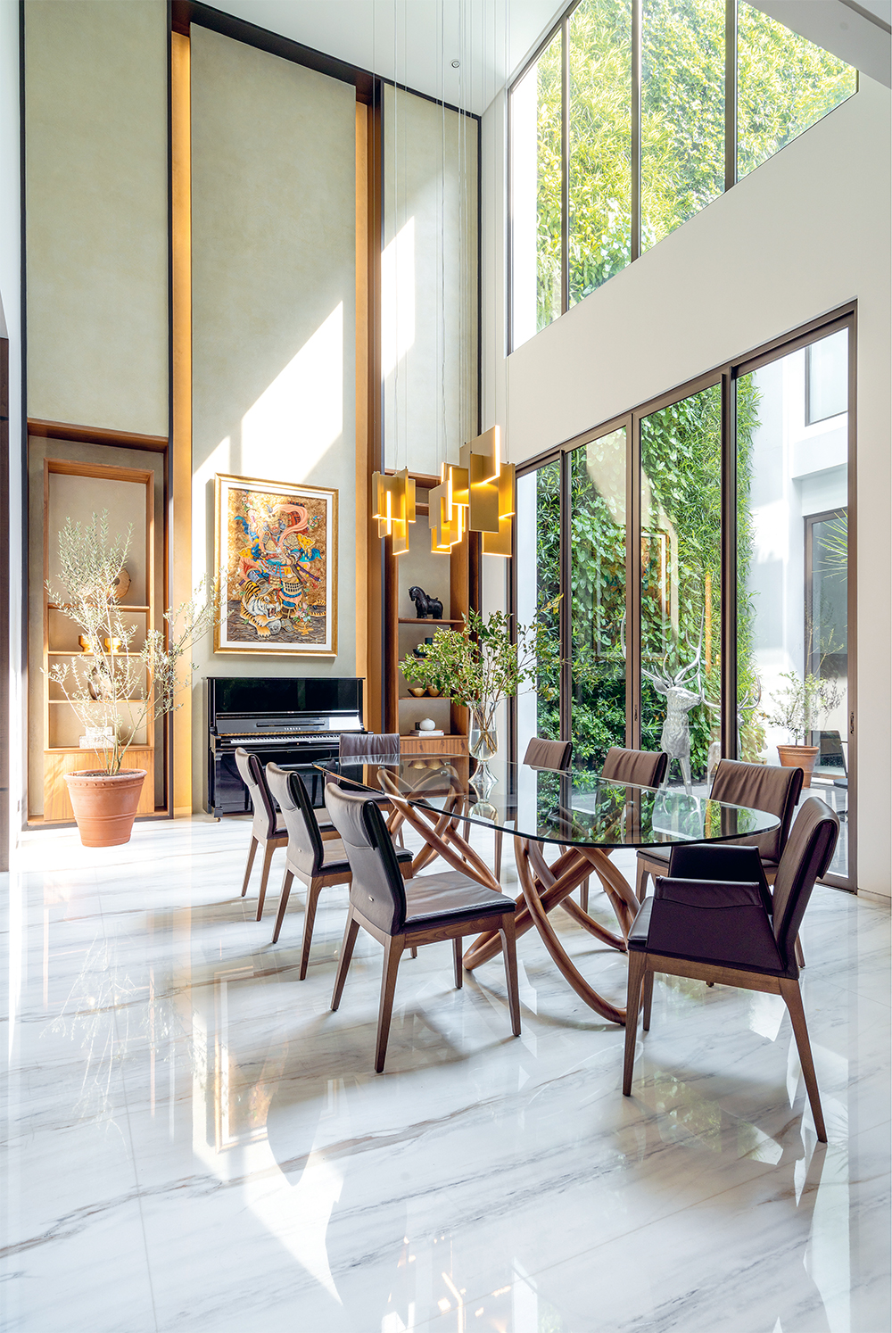 VERTICAL GARDEN: Dinding courtyard yang berdampingan dengan ruan makan ini diisi vertical garden hidup. Spot sempurna untuk bersantai.