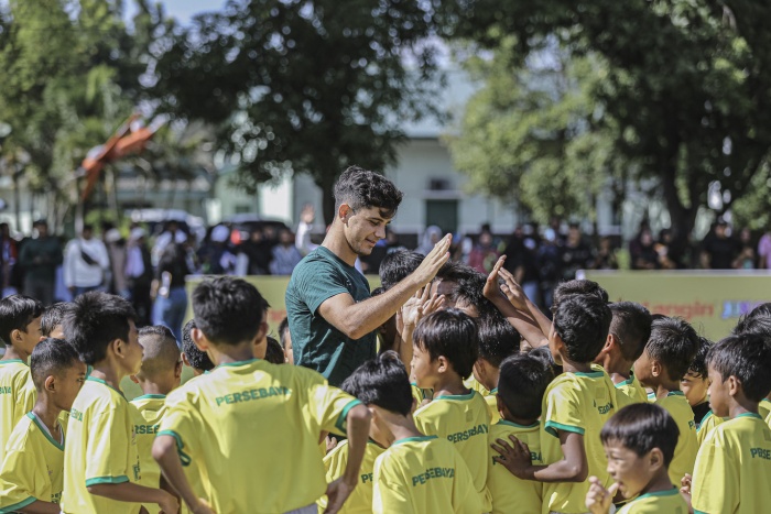 BAGI PENGALAMAN: Bruno Moreira saat menyambut peserta Persebaya Football Clinic with Antangin di Lapangan Arhanud, Sidoarjo, Sabtu (27/1). (Persebaya) - Image