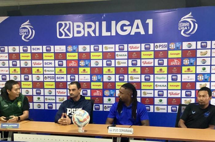 TAKJUB: Carlos Fortes sangat takjub dengan Stadion Gelora Bung Tomo. Dia siap membela PSIS Semarang menghadapi Persebaya Surabaya, Selasa (30/1). (Moch. Rizky Pratama Putra/JawaPos.com) - Image