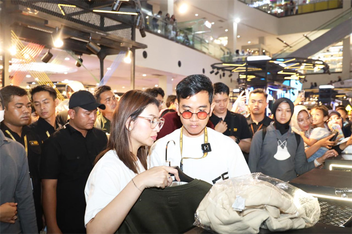Calon Wakil Presiden (Cawapres) nomor urut 2, Gibran Rakabuming Raka bersama istrinya, Selvi Ananda hadir di pameran produk lokal Aerostreet, di Mall Solo Paragon, Minggu 28 Januari 2024 malam. - Image